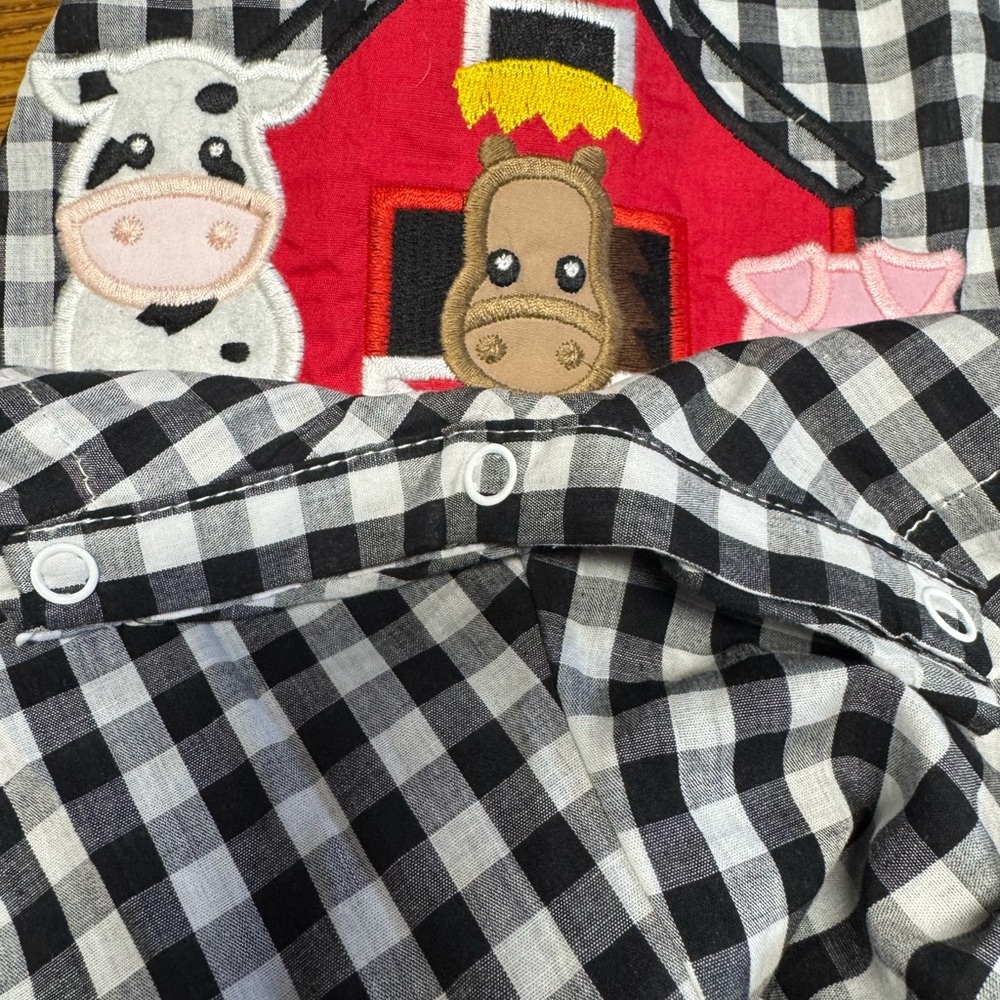 NWT Black Gingham Farm animals & barn Shortalls SZ 2T - Picture 6 of 6
